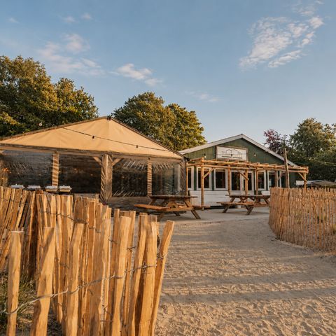 Groepsaccommodatie 24 personen - Groepsverblijf Strandhuis + 4 vakantiewoningen (24 personen)