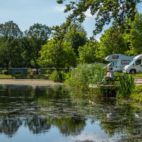 STAANPLAATS - Camperplaats Comfort L aan het water