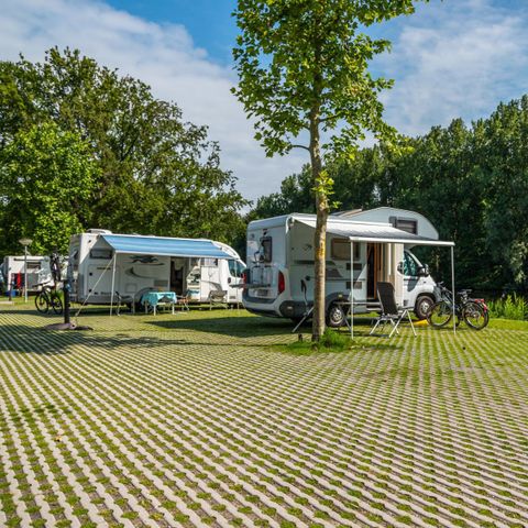 STAANPLAATS - Camperplaats Comfort L aan het water