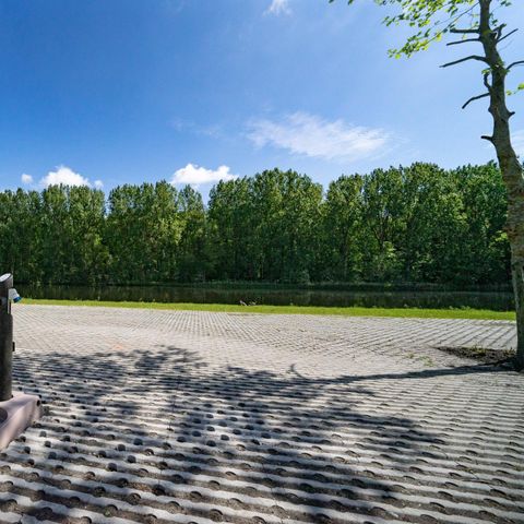 STAANPLAATS - Camperplaats Comfort L aan het water
