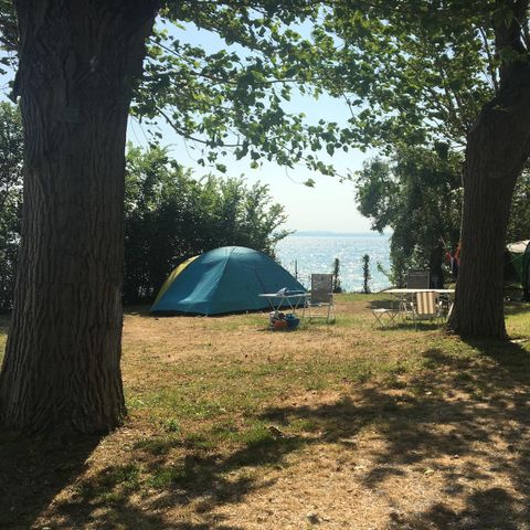 Kampeerplaats - Standplaats met uitzicht op het meer 60 m²