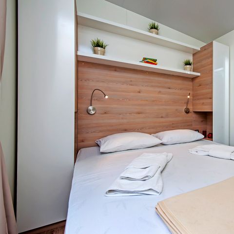Stacaravan 6 personen - Mobile-home | Comfort XL | 3 slaapkamers | 6 pers | Verhoogd terras | 2 badkamers | Airconditioning | TV