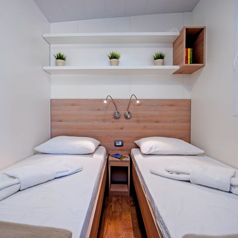 Stacaravan 6 personen - Mobile-home | Comfort XL | 3 slaapkamers | 6 pers | Verhoogd terras | 2 badkamers | Airconditioning | TV