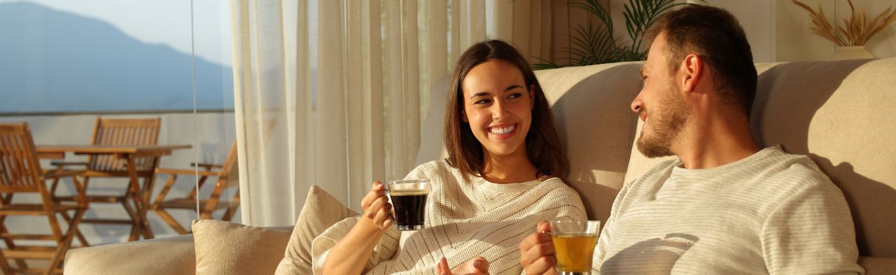 Een stel in een appartement