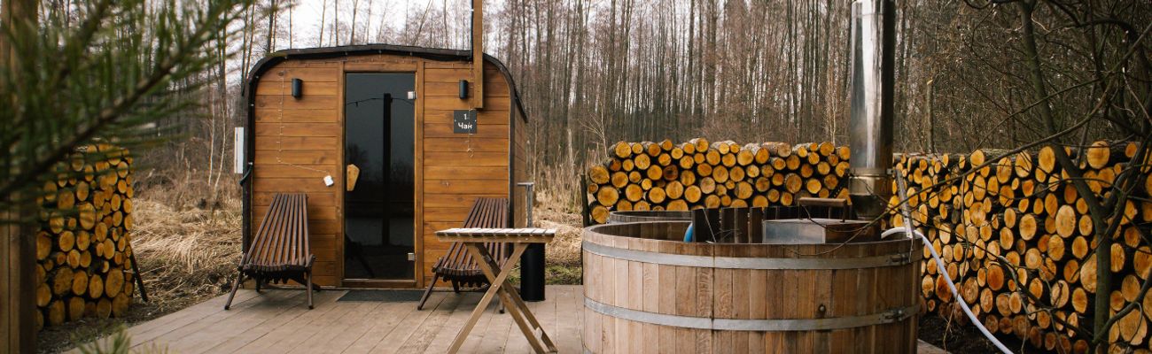 Houte sauna in de natuur