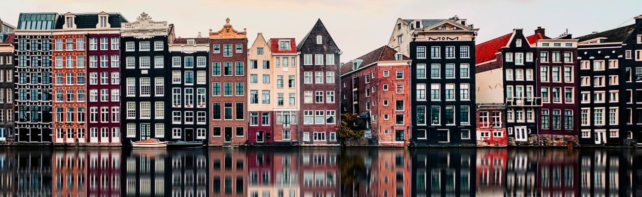 Amsterdamse gracht met huizen