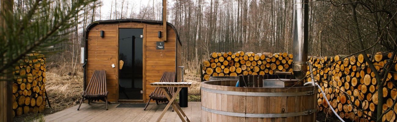 Bubbelbad en sauna in de natuur